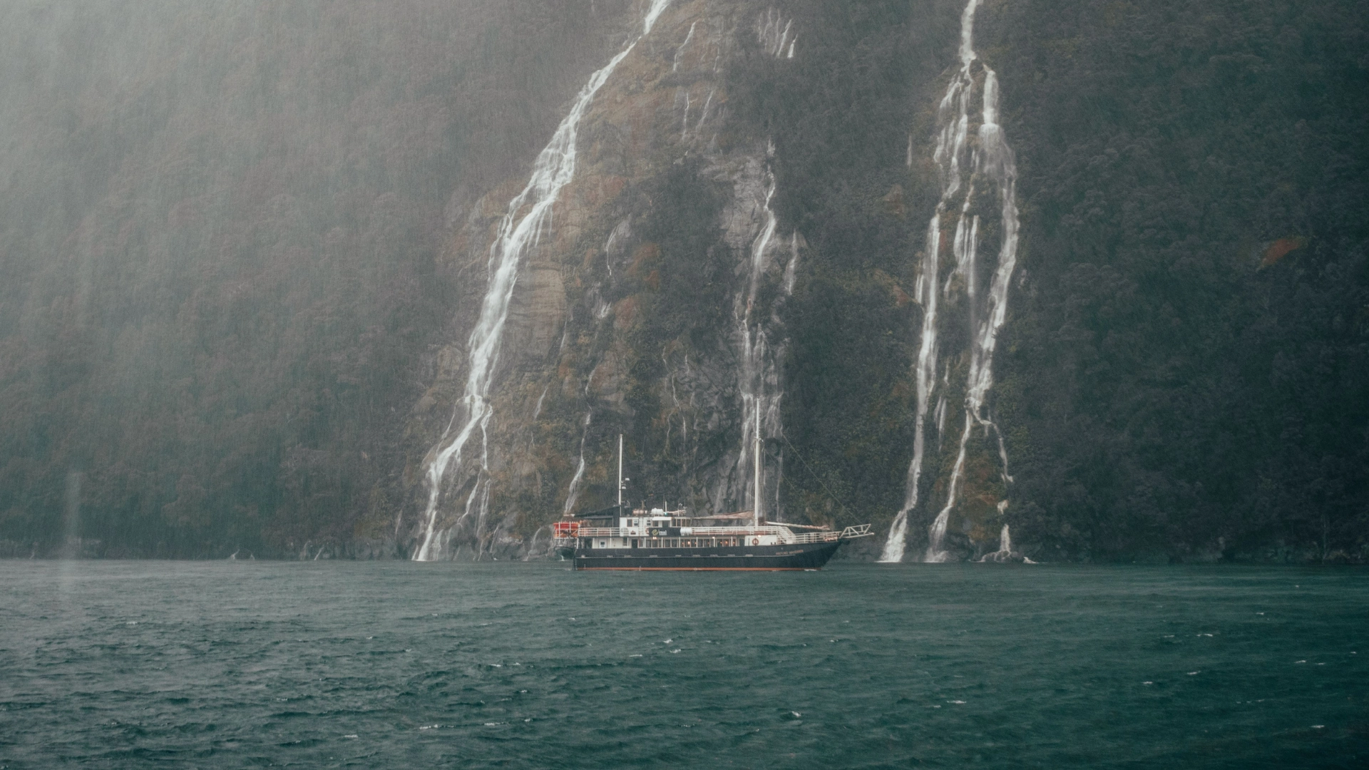 Read more about the article The Ultimate New Zealand Itinerary for Travellers Seeking More Than the Highlights